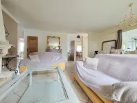 Family Home with Jacuzzi, Swimming Pool and Gym