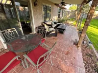 3 Bedroom Enchanting Retreat- Upscale neighborhood near shopping and dining. - บังกะโล