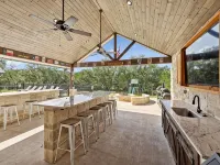 Stunning 6 Bedroom vacation home with pool & hot tub 5 minutes from Frio River! Hotels in Concan