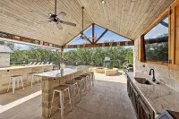 Stunning 6 Bedroom vacation home with pool & hot tub 5 minutes from Frio River!