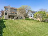 Home w/Hot Tub -Spacious, Quiet Neighborhood Near des Moines, IA. 克萊夫住宿飯店
