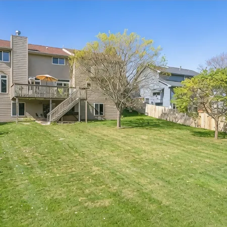 Home w/Hot Tub -Spacious, Quiet Neighborhood Near des Moines, IA.