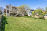 Home w/Hot Tub -Spacious, Quiet Neighborhood Near des Moines, IA.