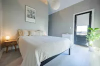 Private 2 Level Apartment with Hot Tub in Tremont