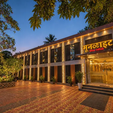 Hotel Moon Lite Residency - Marve Road Malad West - Premium Couple Friendly Отели рядом с достопримечательностью «Пляж Акса»