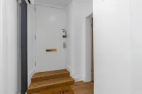 Stylish 1BR URBAN stay, CITY Centre โรงแรมในBroughton