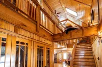 Large Family Lodge w/ Hot Tub, Sports Game Room, Gaming Room, and Pet Friendly! - Boutique