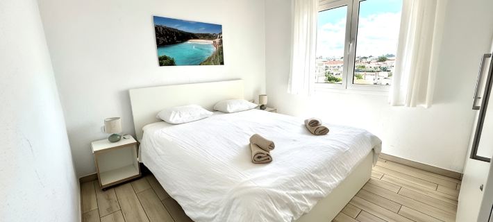 Modern apartment with a fantastic view over the bay アライオルのホテル