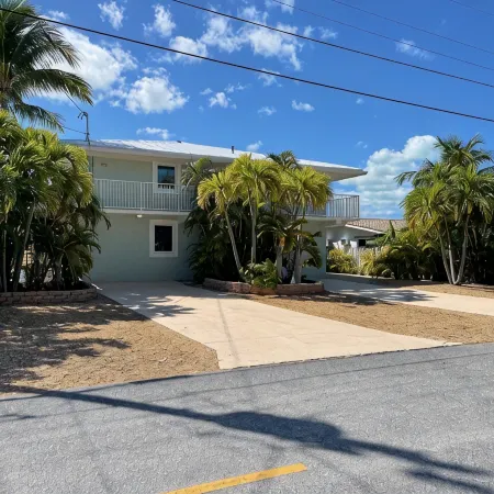 Large Full Duplex with Pool / Hot tub Pet Friendly  581- 591 10th Street