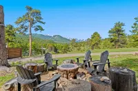 Luxury Cabin 4bdr Mtn and River Views.  Private Hot tub, 2 blocks to downtown - シャレー