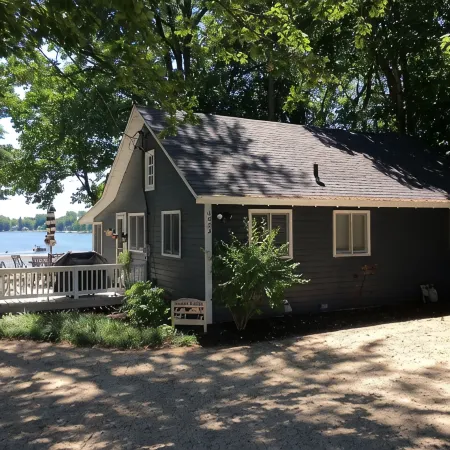 Brower Cottage - Lakefront Secluded Wooded Lot on Hutchins Lake Near Saugatuck