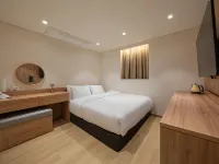 The Mui Hotel Hotels near Hwangsong Park