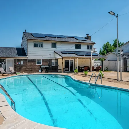 30 Min to OU!  Spacious 5 Bedroom Home with Private Pool and Hot Tub