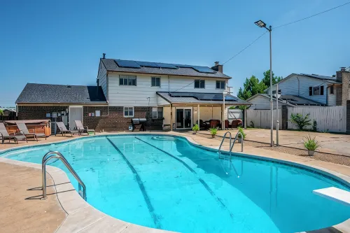 30 Min to OU!  Spacious 5 Bedroom Home with Private Pool and Hot Tub - プライペートプール