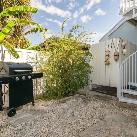 Romantic, Cute Cottage on Anna Maria Island. Close To Everything. Pet Friendly!