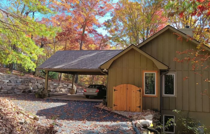 Newly remodeled 3-bedroom house with private hot tub, in welcoming Lake Toxaway.