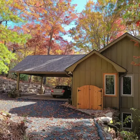 Newly remodeled 3-bedroom house with private hot tub, in welcoming Lake Toxaway. Отели в г. Хогбек