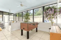 Hot tub, pool, bbq, game room near downtown - 4-Star