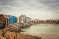 Seaviews Sovereign Harbour - adults-only apartment with stunning water views - balcony