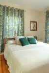 5 min walk to downtown! Newly renovated with original hardwoods and clawfoot tub - 3-Star