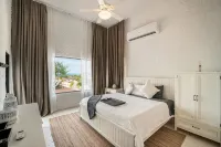 Pool, Beachfront Villa, 16 Ppl, Chef, Boat Tours, Starlink, BBQ - Ramah keluarga
