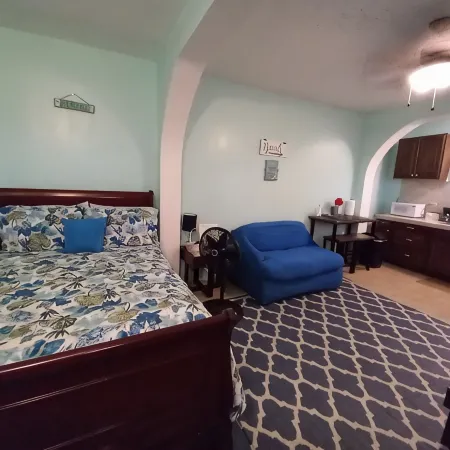 Beautiful Apartment w- gorgeous expansive views, beautiful fruit trees & gardens Отели в г. Нортсайд
