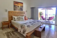 Casa Bella Beachfront. in Town. White Sandy Beaches & Palmas Pickleball Nextdoor