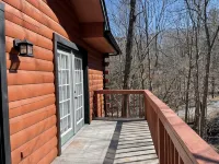 Cub Cabin on Massanutten Resort- Fully Renovated Log Cabin- Hot Tub & Fire Pit
