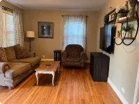 Pink Door Charming 2-bedroom house with WiFi, AC in nice Oneonta, Close to Food Hotele w: Oneonta