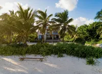 PRIVATE BEACHFRONT PARADISE with COOK & POOL = Luxury on the Sea! - Homestays