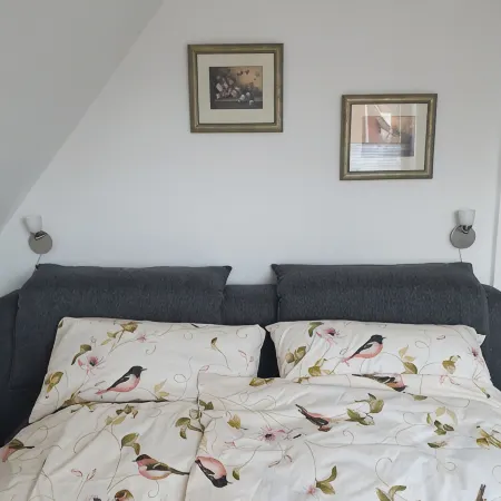 Ferienwohnung mit Kamin, Balkon, Boxspringbett, 3 Personen, See-und Waldnähe