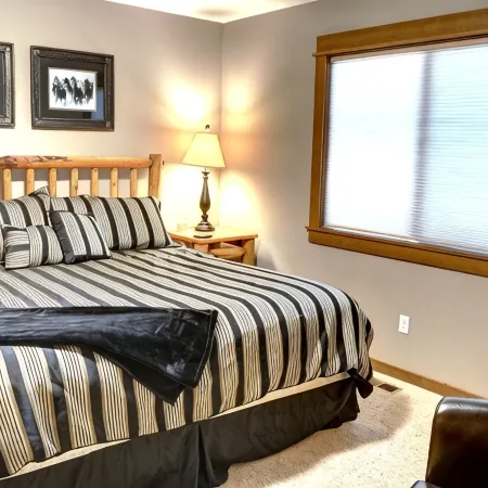 Premier Luxury Home with 7 Br/7.5 BA, Hot Tub, Game Room, Sharc Passes, A/C