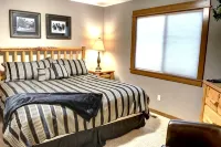 Premier Luxury Home with 7 Br/7.5 BA, Hot Tub, Game Room, Sharc Passes, A/C - Butik