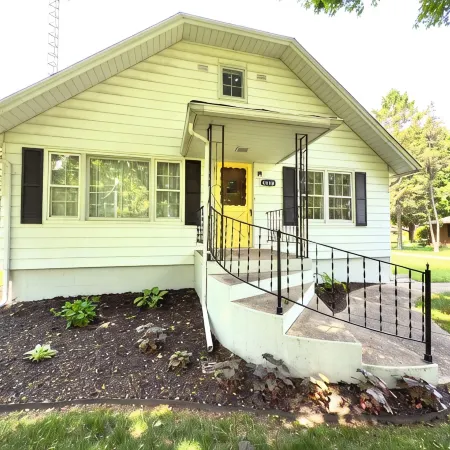Perfect Summer Getaway- 2 Bed, Large Private Yard, Ravine Lot, Gameroom