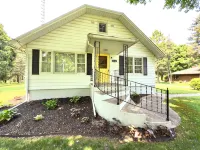 Perfect Summer Getaway- 2 Bed, Large Private Yard, Ravine Lot, Gameroom - 4 tähden