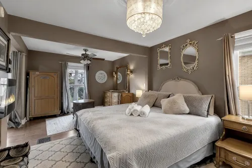 Charming 5 BR Grand Victorian Family Home King Suite Walk to Falls Game-Room - Homestays