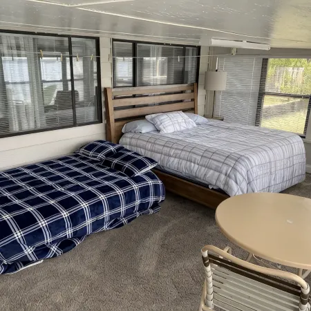 Beautiful Home on Kingsley Lake with Private Dock, 4 Kayaks