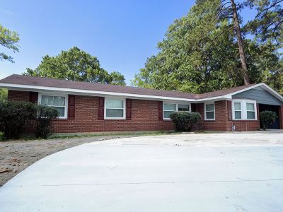 Charming 4-bedroom house with Private Pool near Savannah
