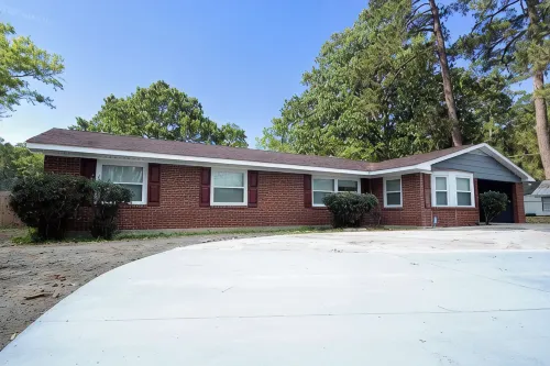 Charming 4-bedroom house with Private Pool near Savannah - Homestays