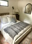 Cozy Cottage Cabin with Wood Burning Fireplace - Pet Friendly! Charming Updates! - 무료 와이파이