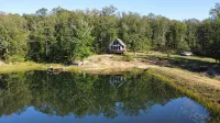 Peaceful secluded cabin nestled on 40 wooded acres overlooking  4 acre pond. - Homestays