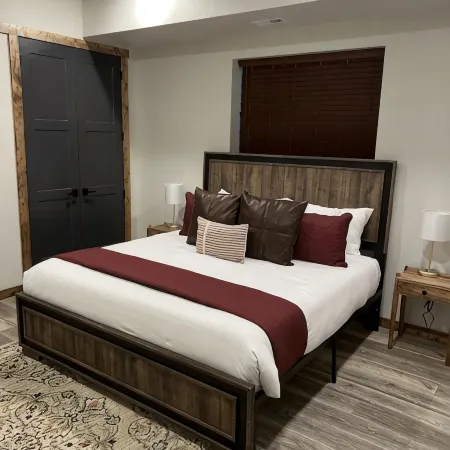 Stunning Luxury Executive Style Cabin 7 BR 4.5 BA Hi Speed Wi-Fi