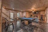 Large Family Getaway Cabin w/Hot Tub + Game Room - Minutes to Blue Ridge - Tiny houses