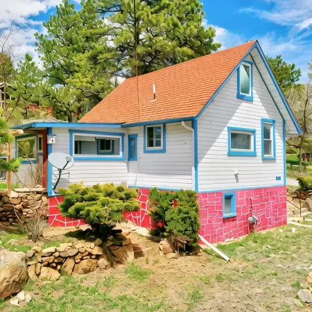 Vintage Cabin with Hot Tub, Convenient in-Town Location & Mountain Views3511