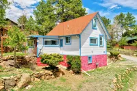 Vintage Cabin with Hot Tub, Convenient in-Town Location & Mountain Views3511 - 2-نجوم