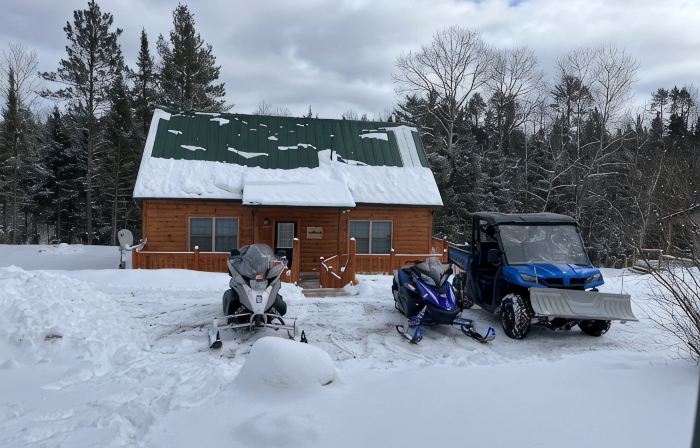 Riverfront Cabin : The Cozy Brown Trout Lodge