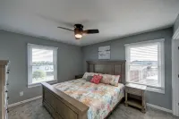 Novice 4BRM/3Bath house on the canal/sound access close to the beach - 3-Star
