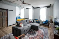 Cozy studio in enchanting downtown Warrensburg with full kitchen, AC, WiFi - واي فاي