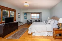 Lakeside — Luxury on Owasco Lake — Level Lake Frontage — Best Location - Wifi