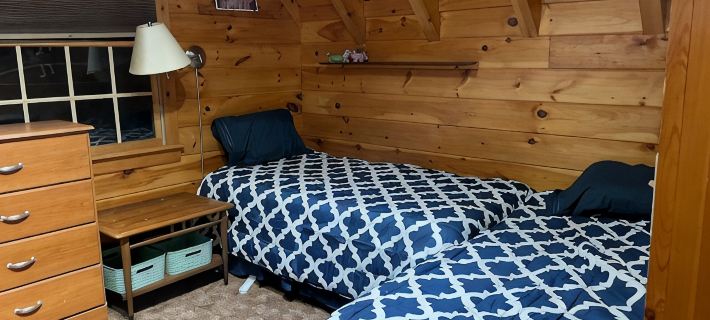 Perfect cozy cabin w/ tree house on 3 acres of woods near skiing, hiking & DWG Hotels in Pike County